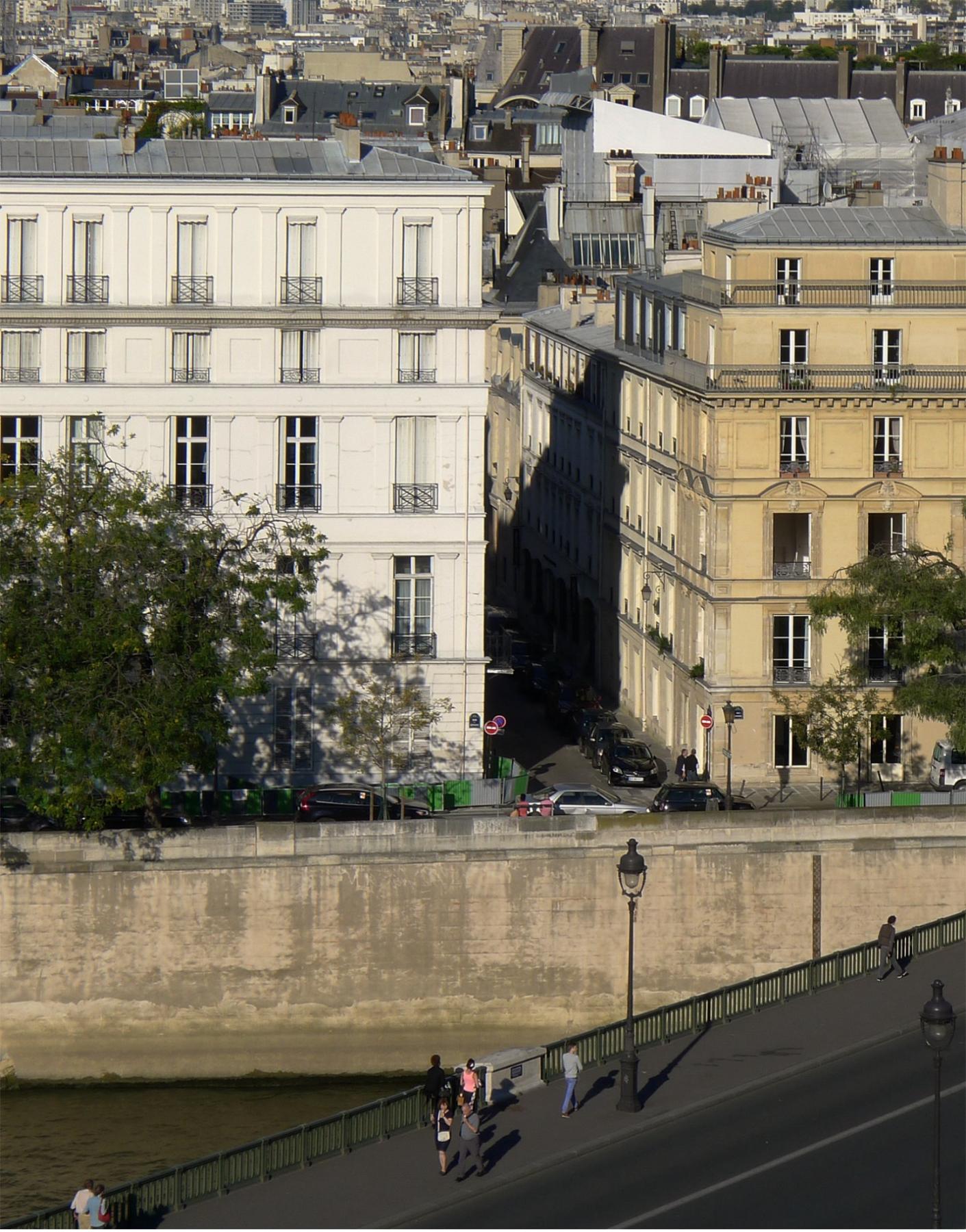 Exterior shot of House of Laurentine-Françoise Lelong (left), hôtel Rouillé de Meslay, Quai de Béthune, Paris